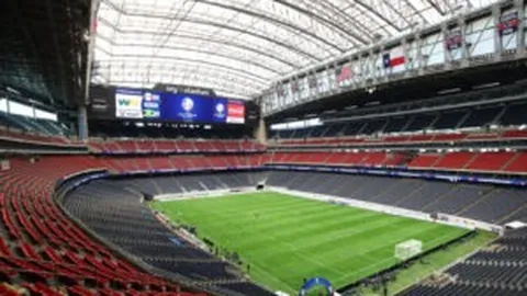 穆迪突破防线，巧妙拉杆完成上篮得分